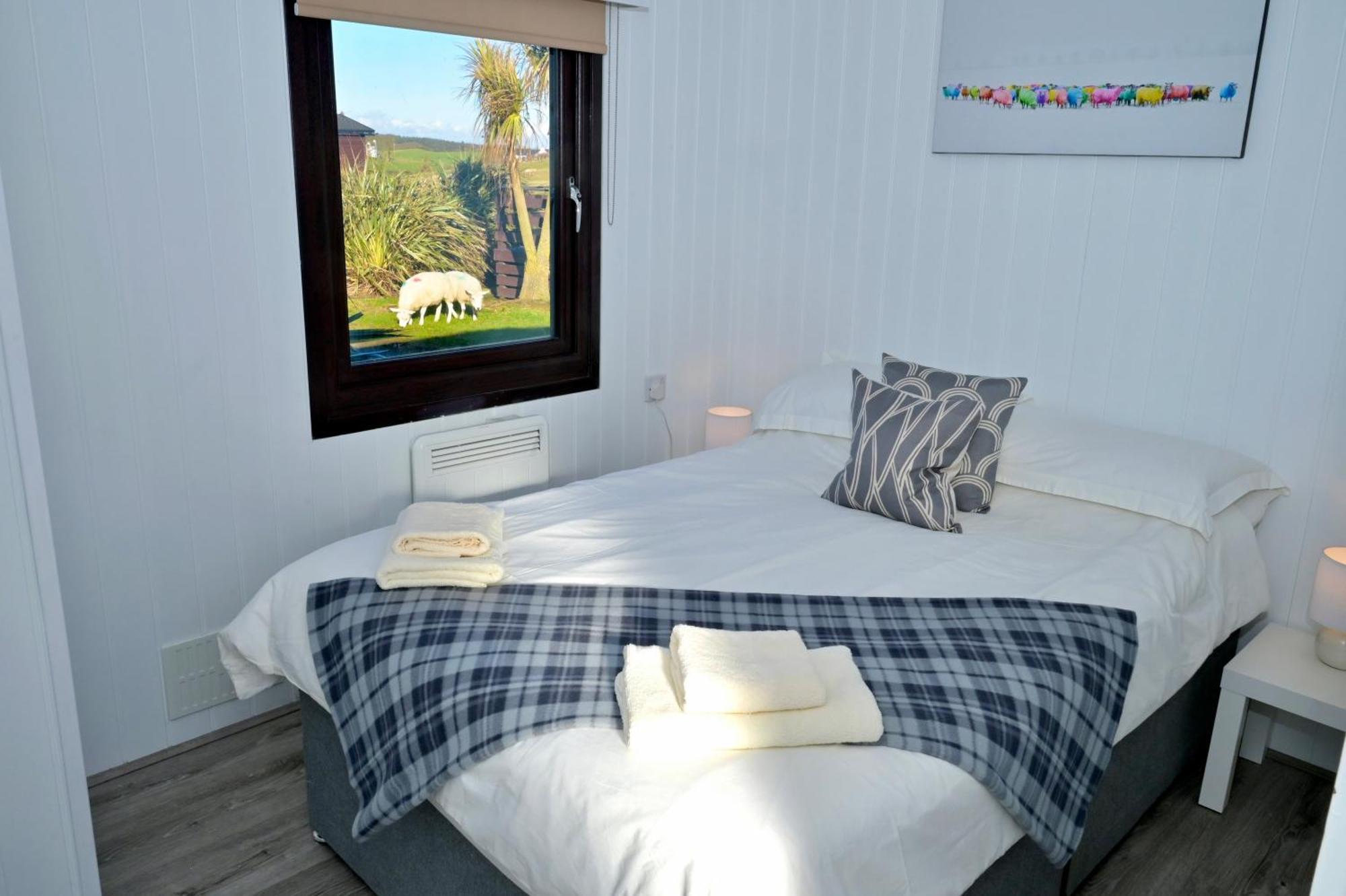 Lodge Cabin With Fabulous Views - Farm Holiday Странрар Экстерьер фото