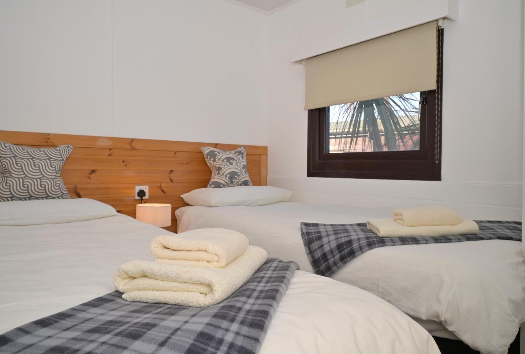 Lodge Cabin With Fabulous Views - Farm Holiday Странрар Экстерьер фото